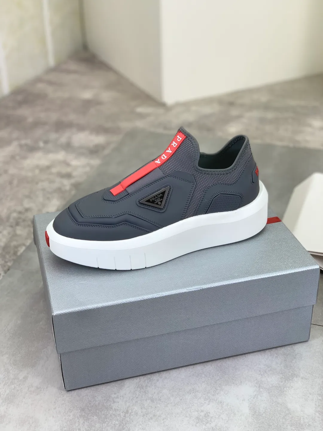 Men's men's shoes 💰P620💰[New model] The top version is now available on the official website, 🆘 The trendy brand (Prada) mainly promotes the popular style, avant-garde and versatile fashionable men's shoes, private version mold opening, cowhide surface splicing 1:1 replica.. Simple fashion, original imported cowhide and lining cowhide feet; the atmosphere and personality are more fashionable, eye-catching and pursuing class. It will subvert the old idea and be a must-have for fashion trendsetters with you! Must keep for yourself ! Tall and comfortable, large and low, high-end quality workmanship. The new high-end foam outsole from the official website. Size: 38-45. 3️⃣colors available.